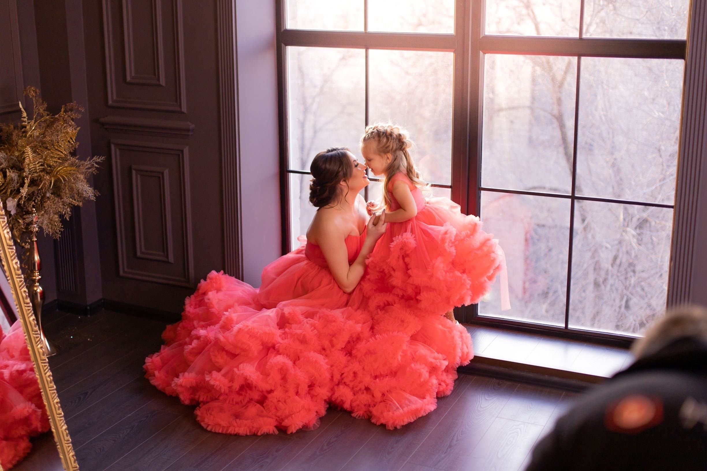 strapless open back dress Elegant Empire Waist Off-Shoulder Maternity Dress Sleeveless Smocked Chiffon Floor-Length Wedding Guest Dress 2026