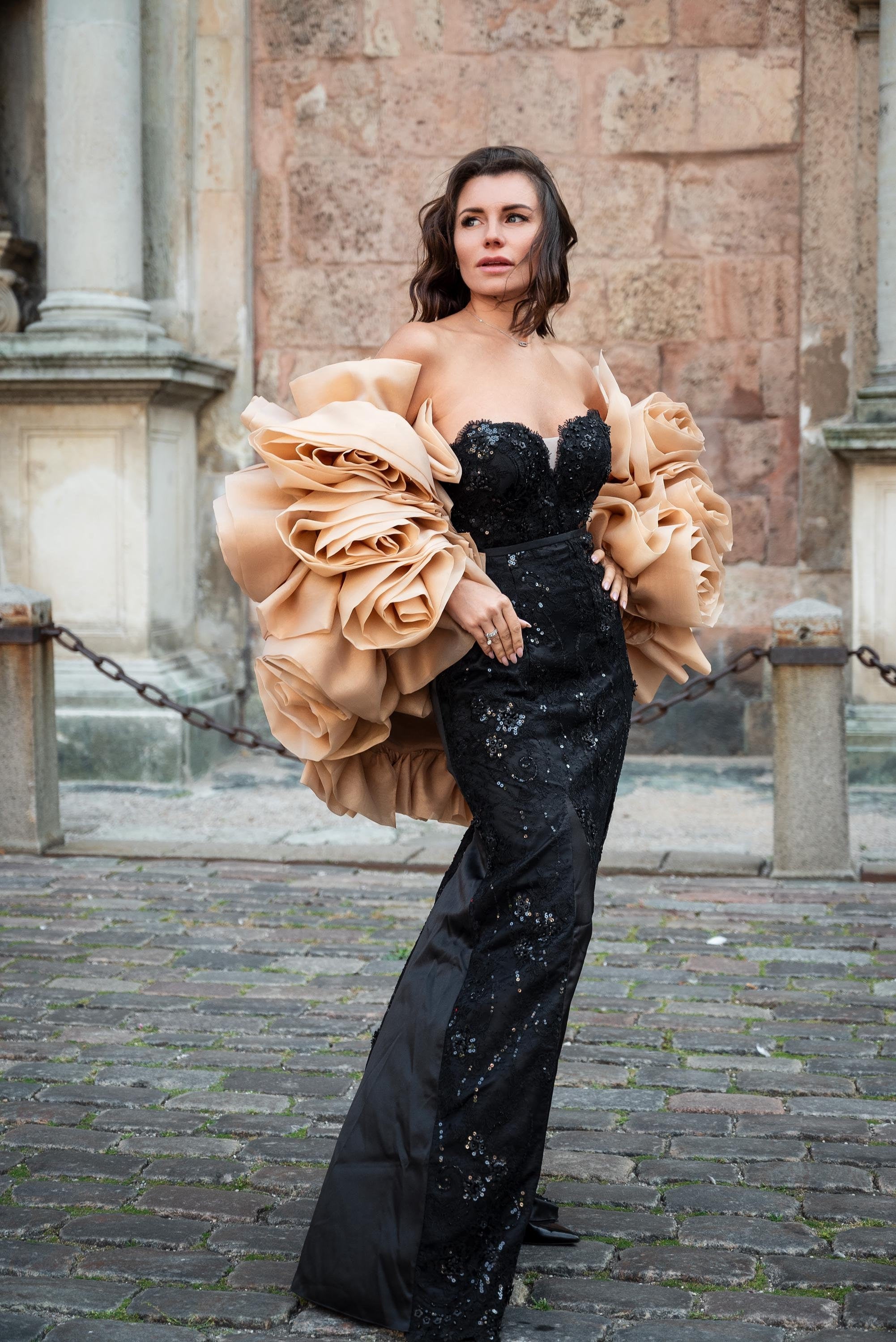 Gold 3D Rose Cape, Glamorous Wedding Cape, Volumetric Floral Organza Cloak For Bride, Red Carpet Cape, Gala Couture Cape, Black Tie Clock M / Gold