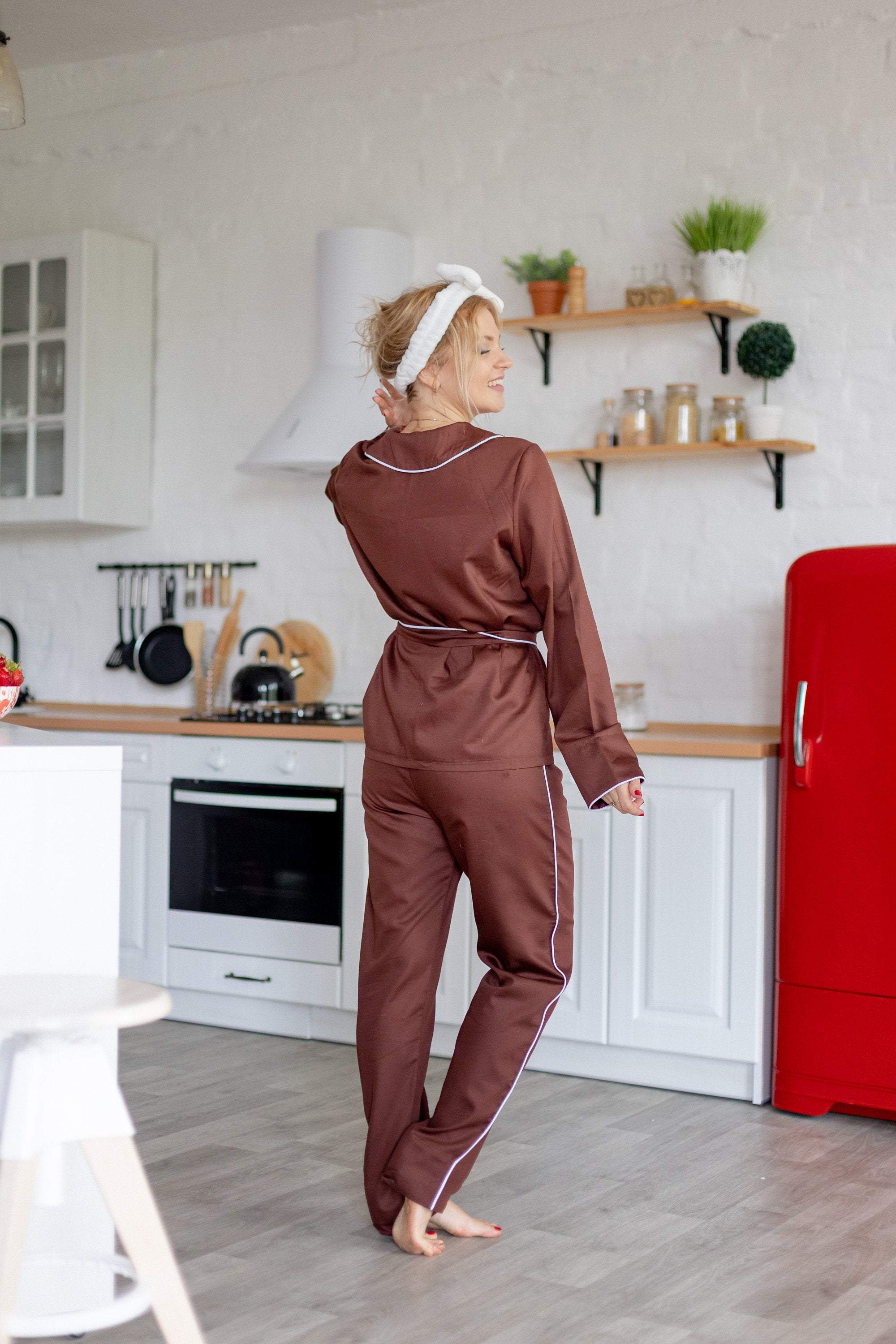 https://www.matchinglook.com/cdn/shop/products/brown-silky-pyjama-set-bridesmaids-pajama-satin-sleepwear-satin-homewear-pyjama-set-pajama-party-outfit-sister-gift-nightwear-matchinglook-539494@2x.jpg?v=1627881837