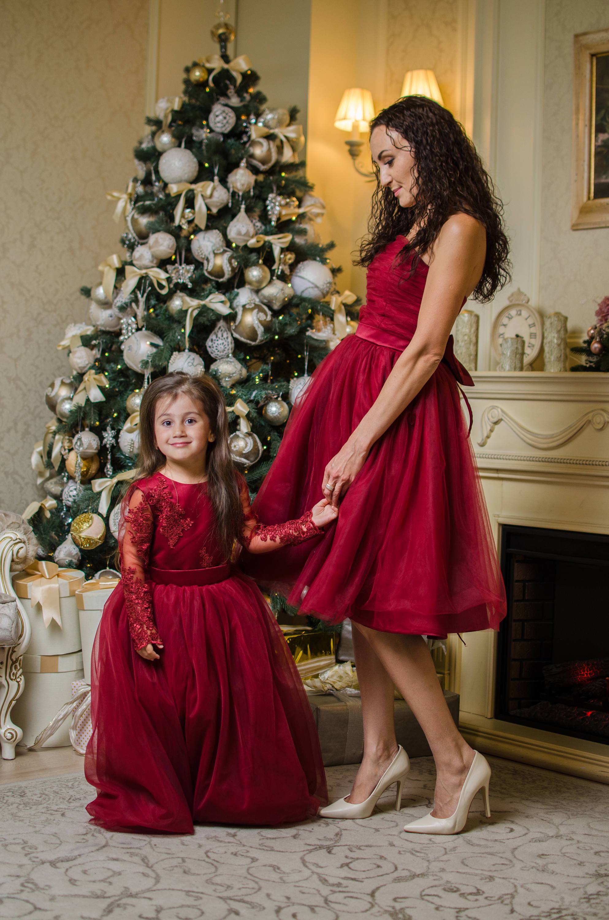 https://www.matchinglook.com/cdn/shop/products/burgundy-mommy-and-me-chritmas-dresses-mother-daughter-matching-tutu-dresses-strapless-dress-mom-baby-wedding-party-dress-valentines-day-matchinglook-475036@2x.jpg?v=1594509891